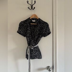 LOFT Women’s Sz 8 Blouse Black White Print Short Sleeve Wrap Top
